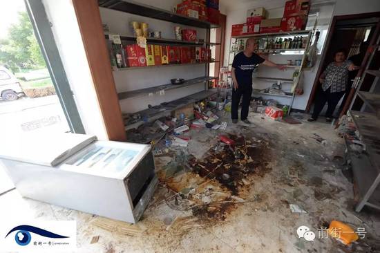 家里小賣部現(xiàn)在已經(jīng)一片混亂。