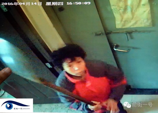 監(jiān)控視頻拍下李亞榮打砸監(jiān)控探頭的過(guò)程。