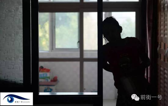 小金扶腰站在家中。