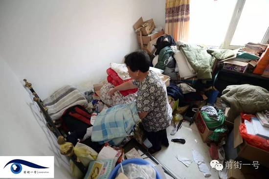 李亞榮的婆婆在收拾房間。