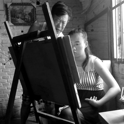 　女兒畫畫，父親在一旁指導(dǎo)