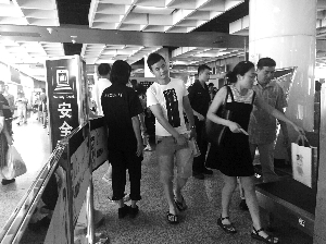 南京地鐵新街口站，大多數(shù)市民自覺配合安檢