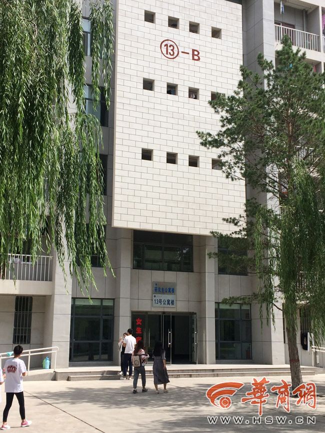 8月30日，榆林學(xué)院有學(xué)生發(fā)微博對(duì)女生宿舍樓住進(jìn)男生提出質(zhì)疑。9月3日，學(xué)校宣傳部門回應(yīng)，女生宿舍樓里確實(shí)住著3名男研究生，但該樓的格局是套間，跟單元房一樣是獨(dú)立的，大學(xué)應(yīng)有包容的精神。