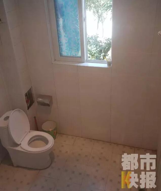 西安市戶縣草堂鎮(zhèn)的李家?guī)r村，有多戶人家經(jīng)營(yíng)著農(nóng)家樂(lè)，但昨晚發(fā)生的這件事情打破了這里的寧?kù)o。村民：“縣上的、鎮(zhèn)上的警察，還有村干部好多人在那兒，說(shuō)是女的在衛(wèi)生間生產(chǎn)，把娃從窗子扔下來(lái)?！鞭r(nóng)家樂(lè)員工：“(聽說(shuō))直接從二樓扔下來(lái)了，呀，太殘忍了?！弊蛲淼氖?，很多人今早才聽說(shuō)，震驚之余更感到惋惜。記者今天在高冠西五巷口找到了大家所說(shuō)的農(nóng)家樂(lè)，一夜過(guò)去了，作為和那名女顧客有過(guò)交集的老板娘，心情仍然很沉重。