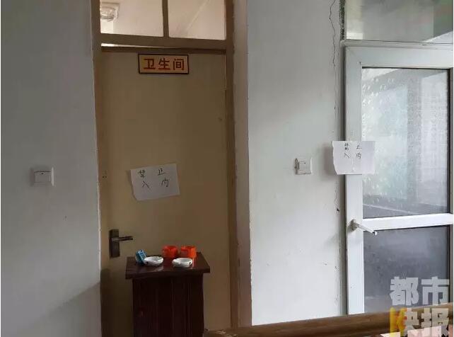 當(dāng)馮女士走出大門，繞到院子的側(cè)面時(shí)，衛(wèi)生間窗戶下方草叢中的一幕，讓她驚出了一身冷汗。農(nóng)家樂(lè)老板娘馮女士：“就是孩子，旁邊帶著胎盤?！弊蛲硎稽c(diǎn)半事發(fā)后，馮女士報(bào)了警，很不幸，男嬰已經(jīng)死亡。涉及的兩個(gè)房間，暫時(shí)被封鎖，里面已經(jīng)清理干凈。隨后記者也從轄區(qū)草堂派出所了解到，這兩男一女三人是朋友關(guān)系，女子的年齡大概是二十二三歲。該女子事發(fā)后被送往醫(yī)院，同行的兩名男子當(dāng)時(shí)被警方帶去派出所接受了筆錄調(diào)查后，已經(jīng)離開了派出所。