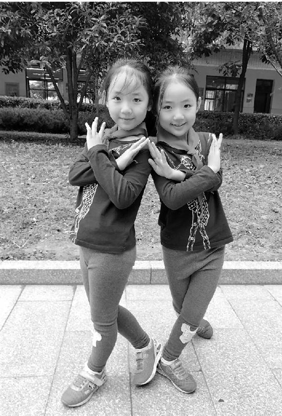 一年級(jí)來(lái)了10對(duì)雙胞胎 7對(duì)要求分在同一班