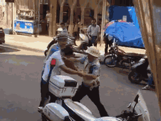 嫌疑男子涉嫌無證駕駛摩托車，且車輛違規(guī)加裝遮陽傘并在行駛時不戴安全頭盔，辱罵毆打執(zhí)法交警。 本文圖片均來自 廣西梧州在線警務(wù)