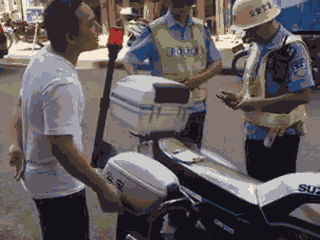 廣西梧州一男子騎車違法加裝遮陽傘，辱罵腳踹執(zhí)法交警被拘