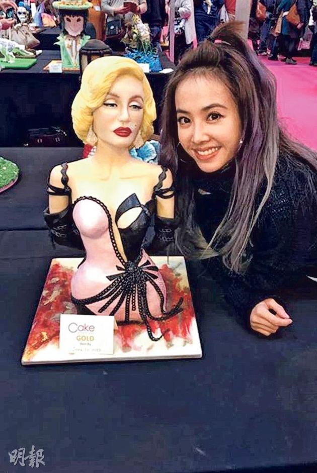 蔡依林讓大家欣賞她的得意之作瑪麗蓮夢(mèng)露翻糖蛋糕。