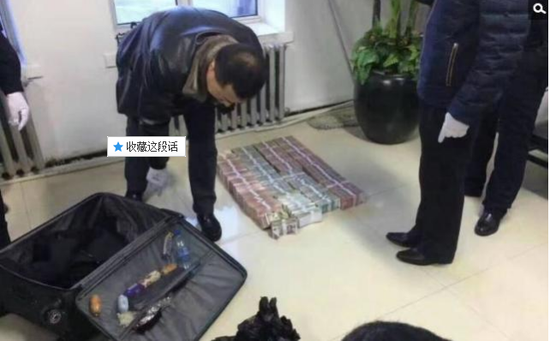 京華時(shí)報(bào)訊昨天凌晨1點(diǎn)左右，黑龍江省密山市一銀行金庫發(fā)生搶劫案。一名身穿迷彩服男子準(zhǔn)備劫取現(xiàn)金時(shí)被發(fā)現(xiàn)，致一名金庫值守人員死亡，隨后棄款而逃。目前，該男子尚未歸案，案件正在全力偵辦中。