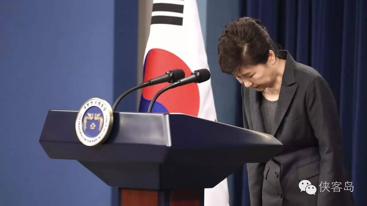 “任憑風吹浪打，我自巋然不動”，樸槿惠對于這句詩應該是心有戚戚焉。