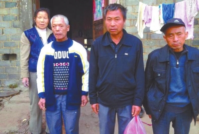 已被判死緩、在獄中服刑的4個村民的家人一直在為兒子喊冤。圖片來自網(wǎng)絡(luò)