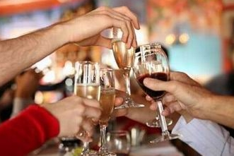 男子拼酒憋爆食管 你還敢這樣喝酒嗎？(組圖)