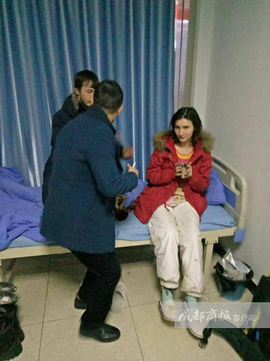 王利鑫說，醫(yī)院工作人員考慮到他們遠(yuǎn)道而來，于是給他們倒上熱水，并試圖打手勢(shì)交流。但費(fèi)了好大勁，也沒辦法搞明白對(duì)方的情況，只好向社區(qū)民警求助。翠屏區(qū)西城派出所兩位民警迅速趕到，但雙方仍然語言不通，無法交流。民警見兩名年輕人并無惡意，只好離開了。折騰到晚上10點(diǎn)左右，還是沒辦法溝通。而醫(yī)院作為醫(yī)療機(jī)構(gòu)，又不能留宿不明來歷的外國人。王利鑫只好帶著懂英語的女婿趕到，交流得知對(duì)方是一對(duì)來自俄羅斯的小夫妻?！八麄冋f到中國‘窮游’，打算從成都到昆明，結(jié)果坐順風(fēng)車來到了宜賓，卻沒錢住賓館。”王利鑫告訴成都商報(bào)客戶端記者，兩個(gè)年輕人不懂漢語，正好看到中山醫(yī)院標(biāo)識(shí)，就闖進(jìn)來打算求宿一晚。