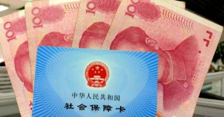 從今年1月1日開始，原有的失業(yè)保險費率是1.5%的有22個省份，包括新疆生產(chǎn)建設兵團，可以在確保失業(yè)保險金按時足額發(fā)放、穩(wěn)崗補貼順利實施的基礎上，可以降低0.5個百分點。個人的費率不超過單位的費率。