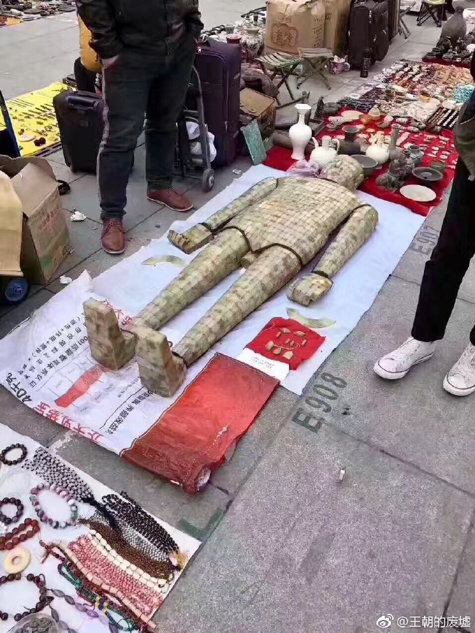 西安古玩市場驚現(xiàn)“金縷玉衣” 引網友調侃