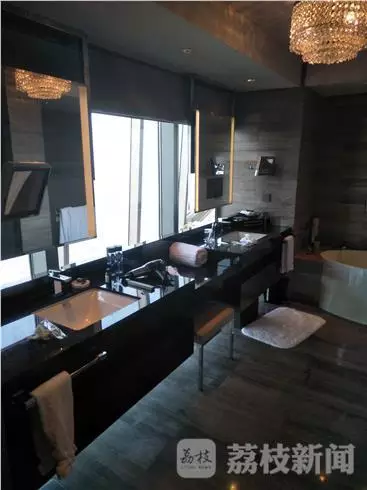 何女士表示無意中看到淋浴間外側(cè)的玻璃映射出幾個(gè)人影。