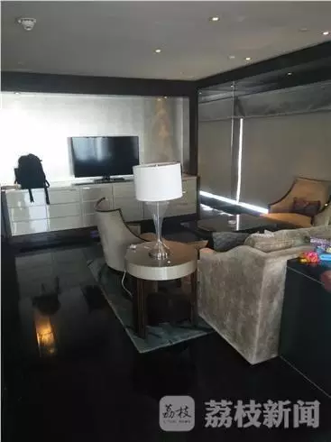 何女士稱當(dāng)時(shí)自己正在換衣服，順眼看了一下窗外，就看到了幾個(gè)人影，其中一個(gè)人拿著手機(jī)，三個(gè)男的朝這邊望。何女士表示，剛開始還以為是出現(xiàn)了幻覺，后來發(fā)現(xiàn)，玻璃中的映射人影就是隔壁房間的住客。