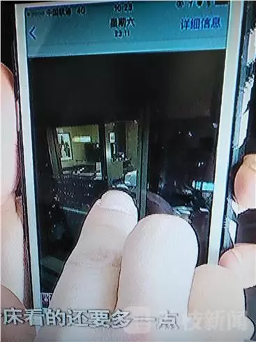 酒店前廳負(fù)責(zé)人李經(jīng)理：我們?nèi)ピ儐栠^，警察也詢問過，警察有錄音，他說他沒有錄像，第一個(gè)人說肯定沒有錄像，第二個(gè)人沒有口頭保證。對于何女士反映的晚間玻璃外墻變成“鏡子”反光的情況子。負(fù)責(zé)人表示，在客人入住酒店的時(shí)候，酒店工作人員一般會(huì)對客人進(jìn)行提醒，要求客人將房間的窗紗全部關(guān)閉，不過這一說法卻遭到了何女士的否認(rèn)。酒店前廳負(fù)責(zé)人李經(jīng)理稱，這個(gè)雙層玻璃的設(shè)計(jì)是環(huán)保設(shè)計(jì)，冬暖夏涼，如果是單層冬天會(huì)非常冷。