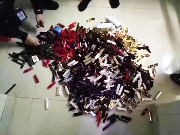 民警搜查出來的口紅。