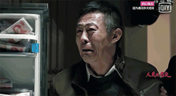 查案人員搜出的2.3億現(xiàn)金，從銀行運(yùn)來十二臺(tái)點(diǎn)鈔機(jī)，竟然燒壞了六臺(tái)。