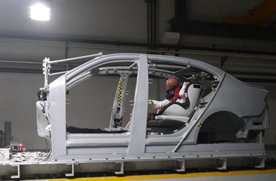 中國(guó)兒童汽車安全座椅市場(chǎng)一度沒有國(guó)家標(biāo)準(zhǔn)。圖為汽車用兒童安全座椅進(jìn)行撞擊實(shí)驗(yàn)