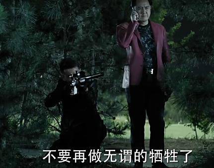 《人民的名義》原著小說(shuō)有這么一段：趙瑞龍要找殺手殺了侯亮平，結(jié)果趙瑞龍的三姐發(fā)話：侯亮平要是死了趙瑞龍也要死!這就說(shuō)明了大boss趙立春沒(méi)把握在侯死后的各方反應(yīng)中護(hù)住兒子趙瑞龍，因此，這就告訴了讀者，侯亮平的背景絕對(duì)不比趙立春差!