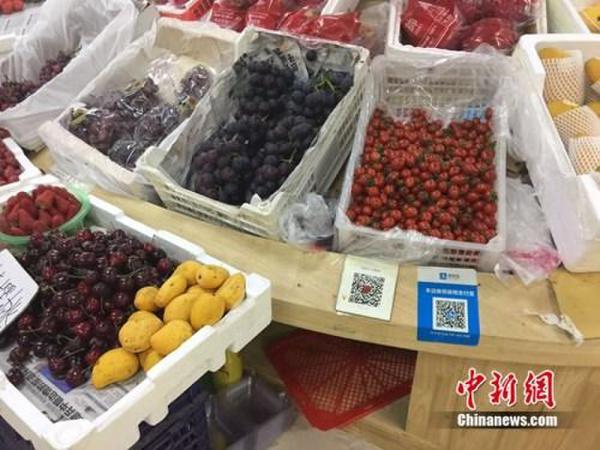 某水果攤，收款二維碼貼在顯眼位置。中新網(wǎng) 吳濤 攝