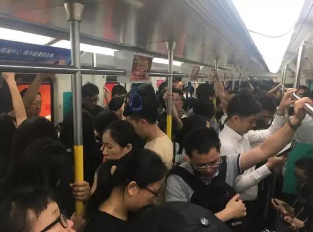 尷尬了！深圳地鐵首開女性車廂 結果塞滿男乘客