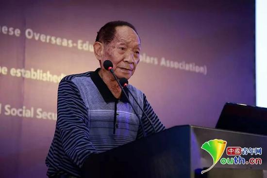 袁隆平院士在第十屆海外高層次人才座談會暨海外院士青島行“雁棲湖論壇”中發(fā)言。 中國青年網(wǎng)記者 李拓攝