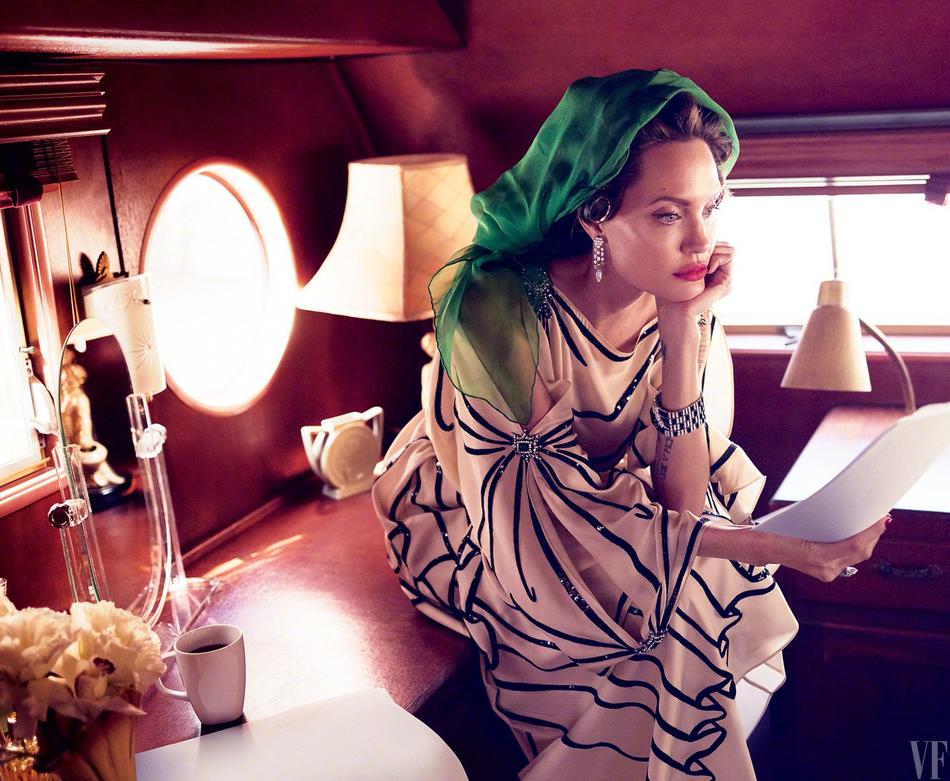 朱莉被診斷患上面神經(jīng)麻痹 半邊臉會垮 朱莉被診斷患上面神經(jīng)麻痹 半邊臉會垮