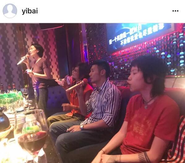 王菲母女跟李榮浩一起唱K，竇靖童的表情亮了