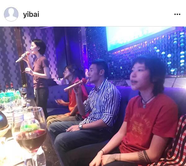 王菲母女跟李榮浩一起唱K，竇靖童的表情亮了