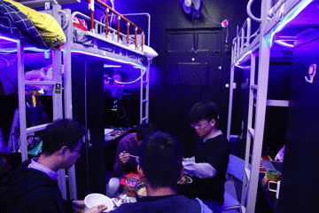 用人臉識別的技術(shù)，防火防盜防宿管。宿管一來，就可以自動發(fā)起警報