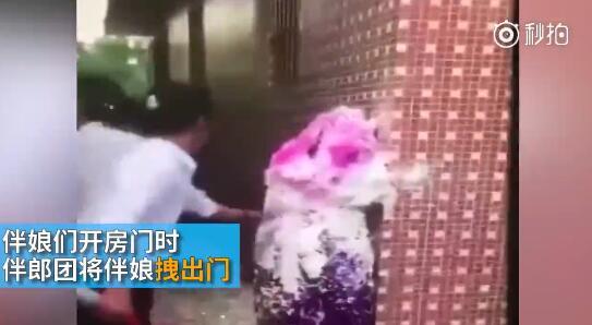 據澎湃新聞消息，近日廣東江門開平某村又現(xiàn)惡俗婚鬧。男方兄弟團去接新娘的時候，先用彩帶對著姐妹團狂噴，后來甚至有人用滅火器直接噴伴娘面部，害的伴娘差點被送進醫(yī)院。