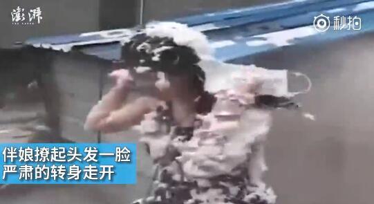 視頻中可以看到，雖然伴娘事先有穿雨衣防備，但在被伴郎團圍攻時，雨衣被拔下，更過分的是，有人還用滅火器直接對著她的臉噴。后來伴娘好像是生氣了，撩起頭發(fā)一臉嚴肅的轉身走開。