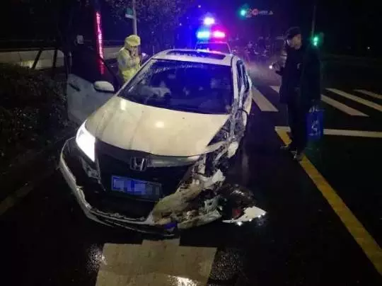 今天凌晨，杭州一對(duì)環(huán)衛(wèi)工夫婦被車撞進(jìn)錢塘江