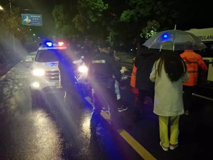 今天凌晨，杭州一對(duì)環(huán)衛(wèi)工夫婦被車撞進(jìn)錢塘江