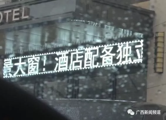 于是，民警將這一情況匯報給指揮中心，請求120醫(yī)護人員到達現(xiàn)場急救。