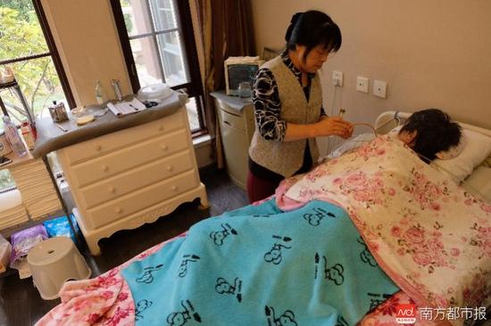 張津華進(jìn)食只能靠營(yíng)養(yǎng)粉鼻飼。（羅逸爵 攝）