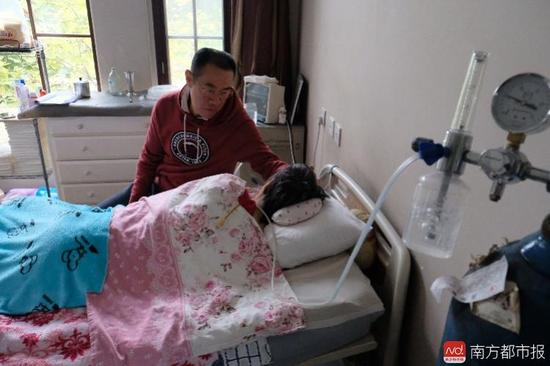 氧氣的轟隆聲，一刻不停地在這個(gè)家里“吵”了九年多。（羅逸爵 攝）