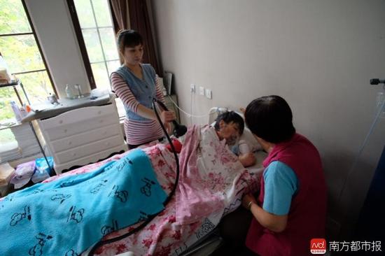 每次排痰，張津華就會(huì)癲癇發(fā)作，這是她腦部?jī)H有的電信號(hào)。（羅逸爵 攝）