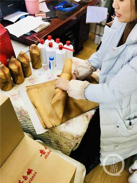 正在對白酒進(jìn)行包裝處理的經(jīng)營戶。