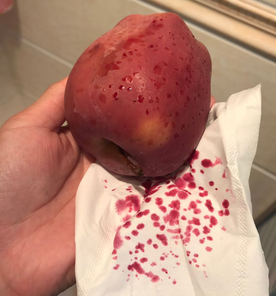 嚇懵！女子用熱水泡蘋果結(jié)果冒出血珠 咋回事？