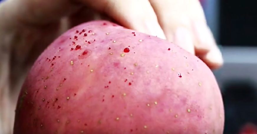 嚇懵！女子用熱水泡蘋果結(jié)果冒出血珠 咋回事？