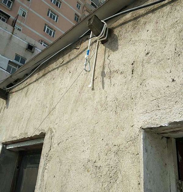 懸掛的登山繩子和房梁。