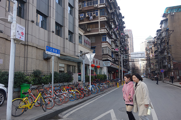 上海路的兩邊，大多是一些老房子。