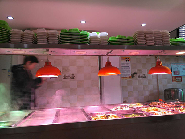 羅正宇經(jīng)常去的炸醬面館，中午和晚上有盒飯吃。