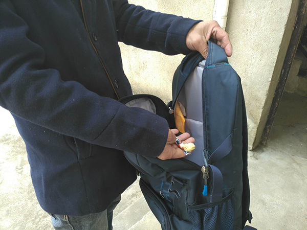 羅正宇的藍(lán)色背包，只剩下一塊錢和一顆大白兔奶糖。