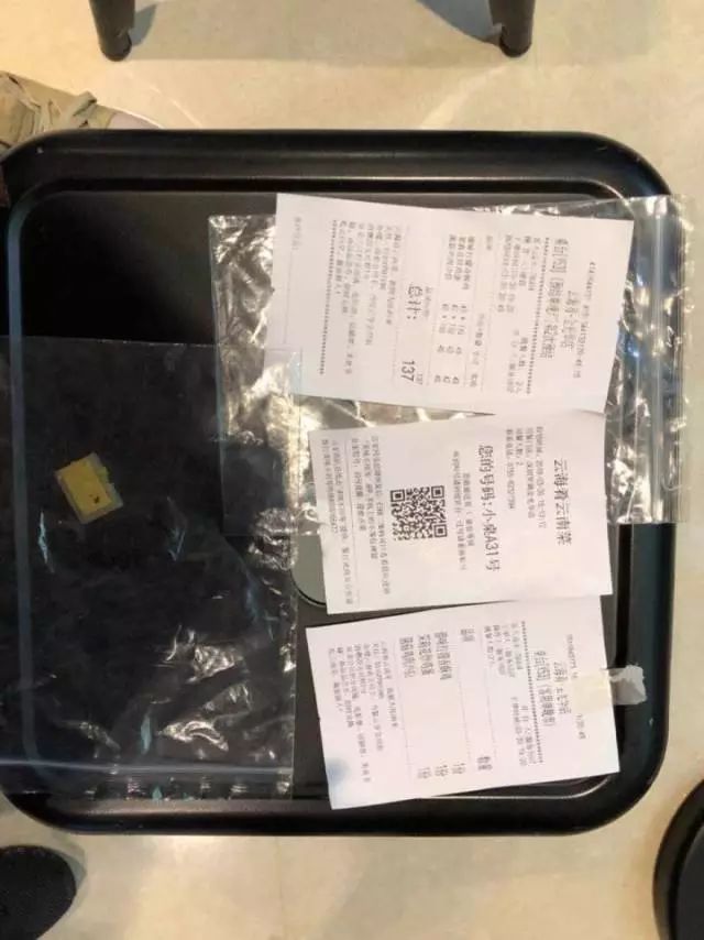 知名餐廳被指沙拉里吃出帶血創(chuàng)口貼 店長遭潑飲料